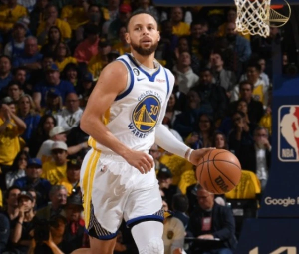 Stephen Curry tiếp tục phá kỷ lục, Golden State hủy diệt NBA