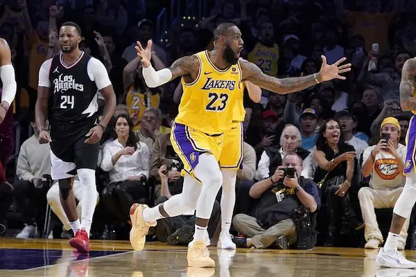 LeBron James gánh team, đem lại thắng lợi cho Lakers