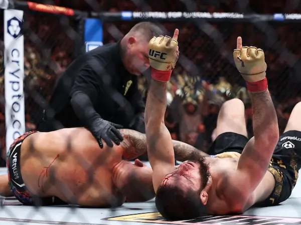 Islam Makhachev giành chiến thắng vất vả trước Dustin Poirier