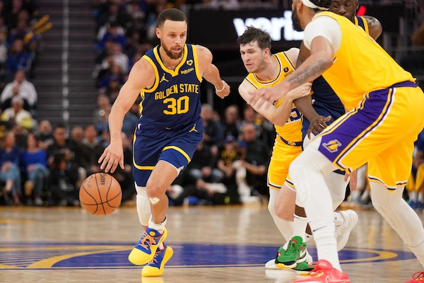 Stephen Curry trở lại tập luyện sau chấn thương