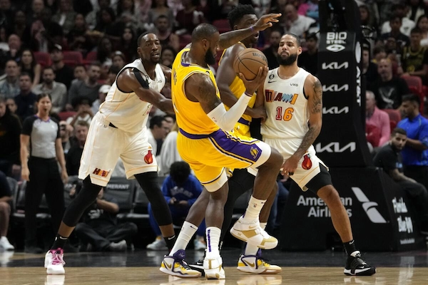 LeBron James tỏa sáng vẫn không cứu nổi LA Lakers