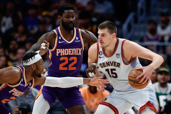 Nikola Jokic tạo nên lịch sử với cú đúp vào lưới Suns