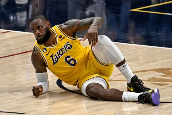 LeBron James dính chấn thương, có thể phải nghỉ thi đấu dài