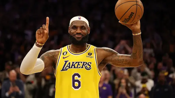 LeBron James muốn vượt qua Michael Jordan