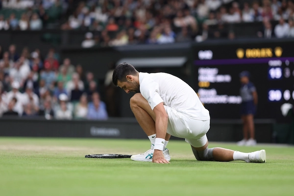 Novak Djokovic vào bán kết Wimbledon do chấn thương của De Minaur