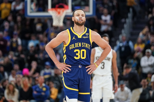 Stephen Curry trở lại tập luyện sau chấn thương