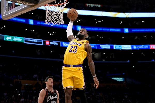 LeBron James đạt cột mốc ấn tượng mới